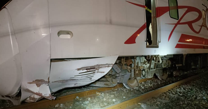 臺鐵普悠瑪於10日晚間因擦撞落石導致第1車2軸出軌，所幸無人受傷。（圖／民眾提供）