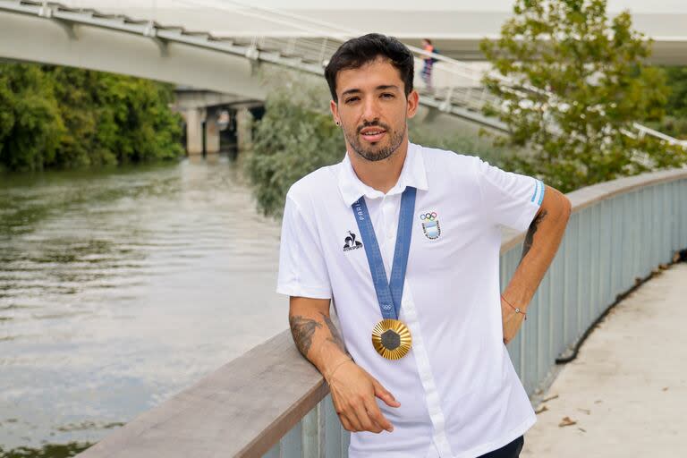 Torres, campeón olímpico argentino, junto con LA NACION en la zona internacional de la Villa Olímpica, junto al río Sena 