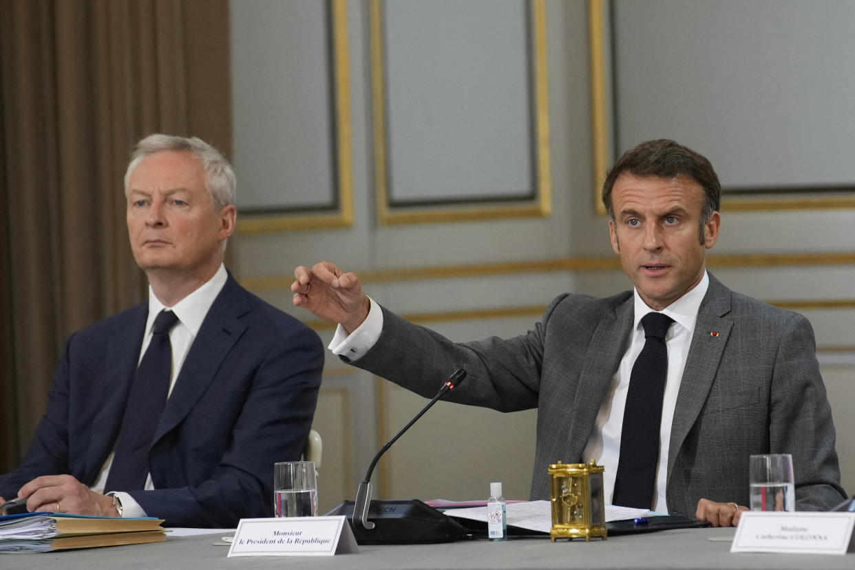 Ce que disent les choix envisagés par l’exécutif (ici Bruno Le Maire et Emmanuel Macron en 2023) pour rattraper la dette.