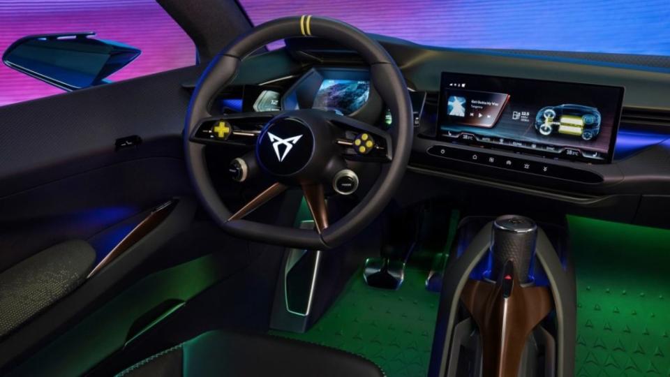 雖然車內乍看之下相當前衛，但數位儀表跟中控螢幕的佈局都跟現行車款相當接近。(圖片來源/ Cupra)