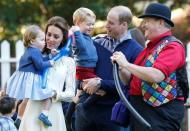 Britain's Prince William (2nd R), Catherine, Duchess of Cambridge (2nd L), Prince George and Princess Charlotte (L) watch as a man inflates balloons at a children's party at Government House in Victoria, British Columbia, Canada, September 29, 2016. REUTERS/Chris Wattie