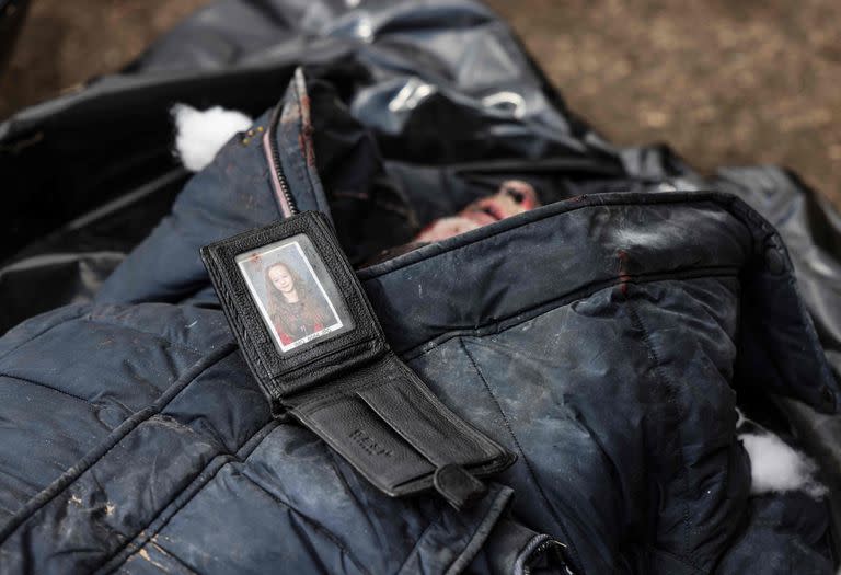 Una fotografía de una mujer dentro de la billetera de un cuerpo encontrado en el sótano de una escuela, en Bucha, al noroeste de la capital ucraniana, Kiev, el 4 de abril de 2022; según los residentes que lograron huir de Mariupol, en esa ciudad se vive una situación similar