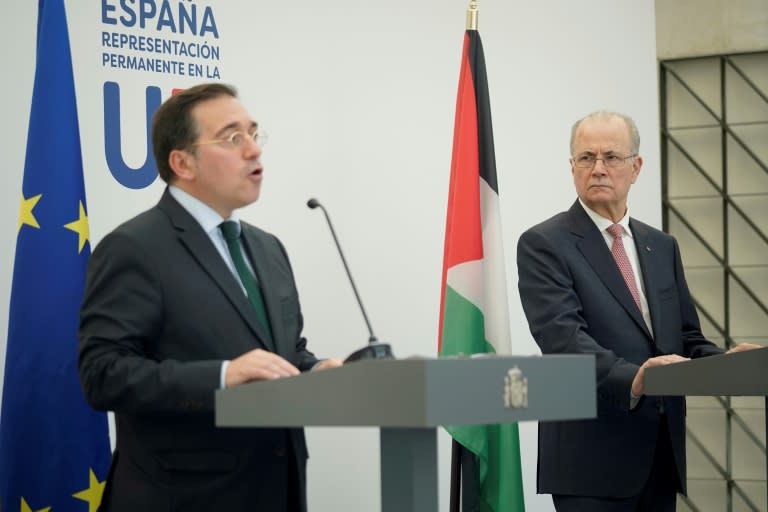 Spanish Foreign Minister Jose Manuel Albares (L) and Palestinian Prime Minister Mohammad Mustafa spoke side-by-side in Brussels (Simon Wohlfahrt)