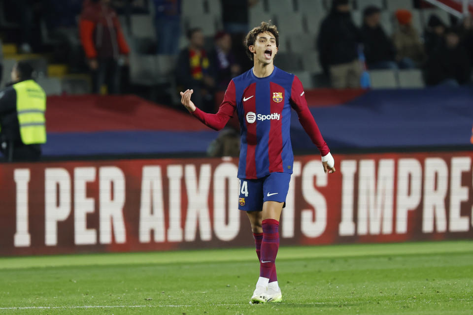 Joao Felix del Barcelona celebra tras anotar el gol de la victoria 1-0 de su equipo ante el Atlético de Madrid en la Liga epañola en el Estadio Olimpic Lluis Companys, el domingo 3 de diciembre de 2023. (AP Foto/Joan Monfort)