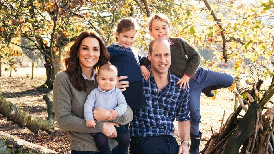 Eine royale Familie: Prinz William mit seiner Frau Herzogin Kate und den drei Kindern Prinz Louis (l), Prinzessin Charlotte (M) und Prinz George (r). Foto (2018): Matt Porteous/PA Wire