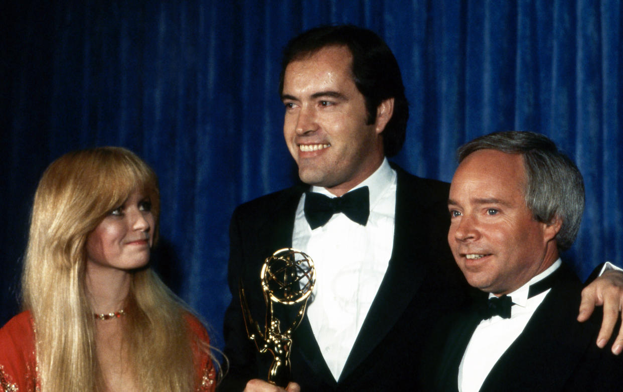 PASADENA, CA - 7 DE SEPTIEMBRE: Susan Richardson, Powers Boothe y Brandon Stoddard en la 32.ª edición de los Primetime Emmy Awards el 7 de septiembre de 1980 en el Pasadena Civic Auditorium, California (Foto de Bob D'Amico/Disney General Entertainment Content vía Getty Images)