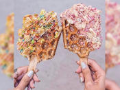 <p>Kunterbunt sind auch diese Waffel-Pops. Klebrige Hände werden durch den praktischen Stiel verhindert. Für Hochgenuss sorgt das Topping aus bunten Cerealien. (Bild-Copyright: bikinidotcom/Instagram) </p>