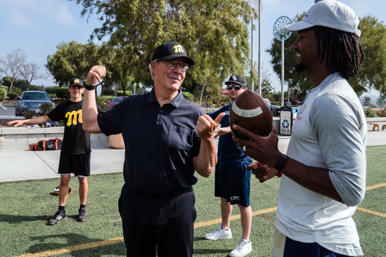 Hace tiempo, Tom House identificó que el movimiento para lanzar las pelotas de béisbol y los balones de fútbol americano era el mismo. House y Marques Clark, un entrenador de fortaleza y acondicionamiento, trabajan juntos en un parque en Carlsbad, California. (Ariana Drehsler/The New York Times)