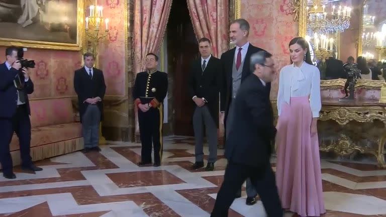 El embajador de Irán no le da la mano a la Reina Letizia