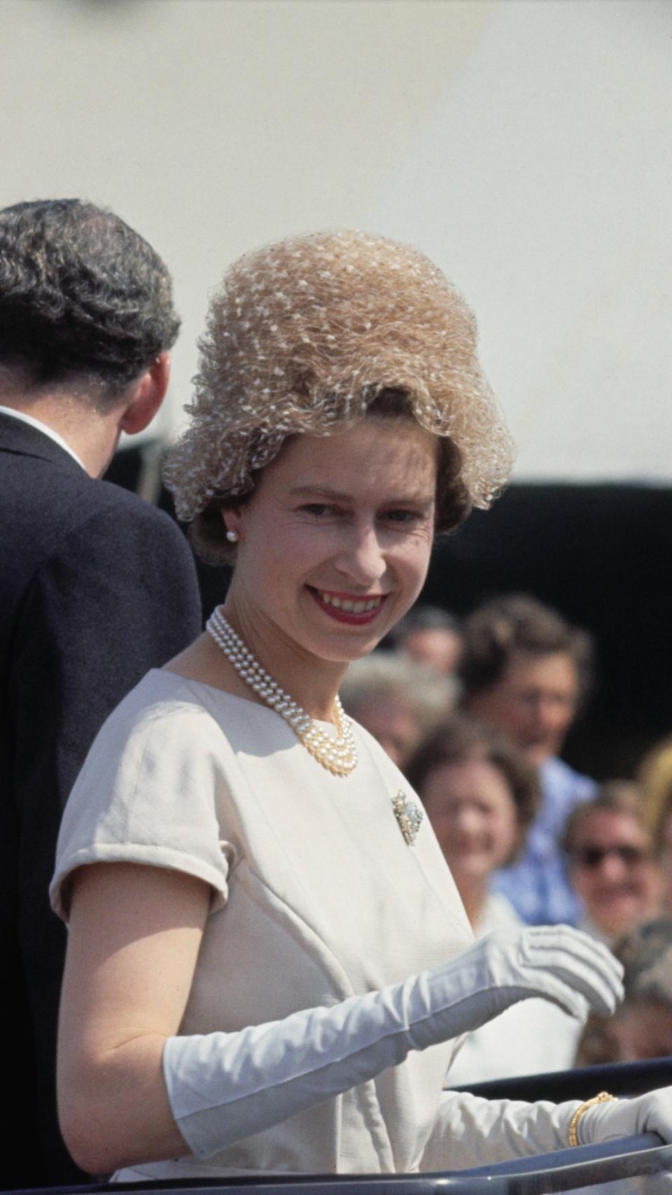 A bubble-wrap bonnet, 1961