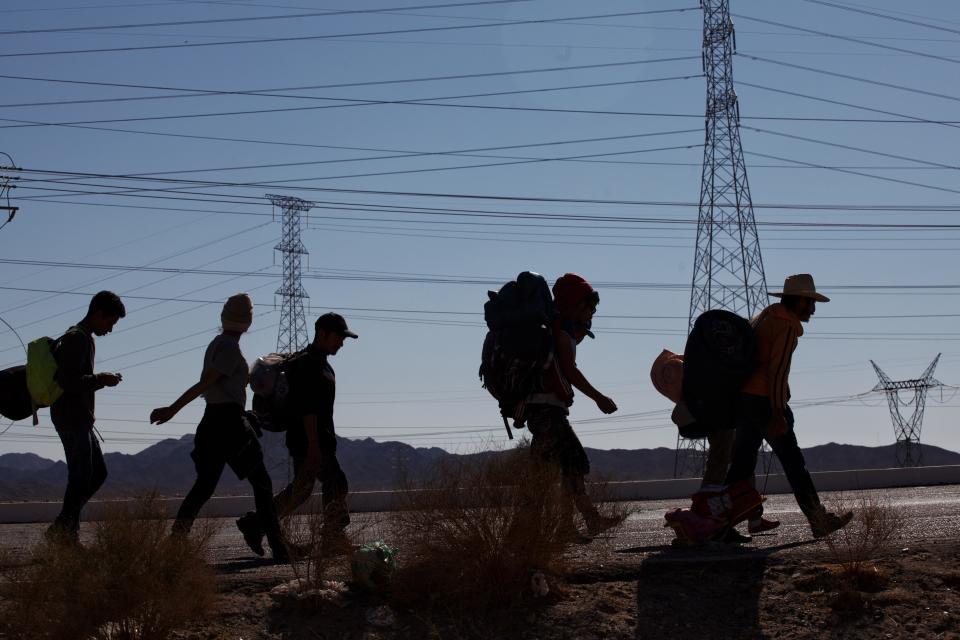 Migrantes centroamericanos continúan su trayecto hoy por la norteña ciudad de Mexicali con rumbo a la fronteriza Tijuana (México). La caravana migrante que intenta reagruparse en Tijuana ha detonado una crisis humanitaria cuyas proporciones todavía se desconocen mientras los centroamericanos dudan qué hacer tras semanas de peregrinación. EFE/María de la Luz Ascencio