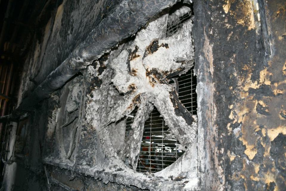 經南市消防局調查，該廠房排風扇蓄積大量棉絮，棉絮部分受燒失碳化。(資料照片)