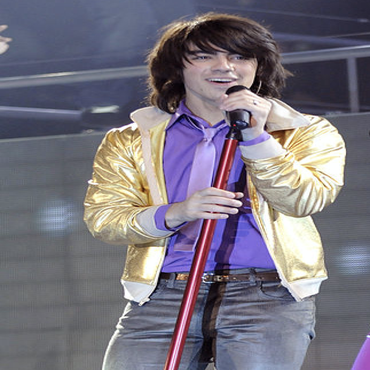 Joe Jonas with long hair in 2007