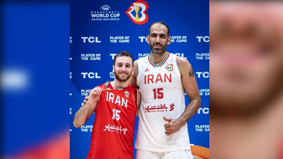 黎巴嫩球星阿拉吉（Wael Arakji）穿上哈達迪的球衣向他致敬。（圖／翻攝自《FIBA》）
