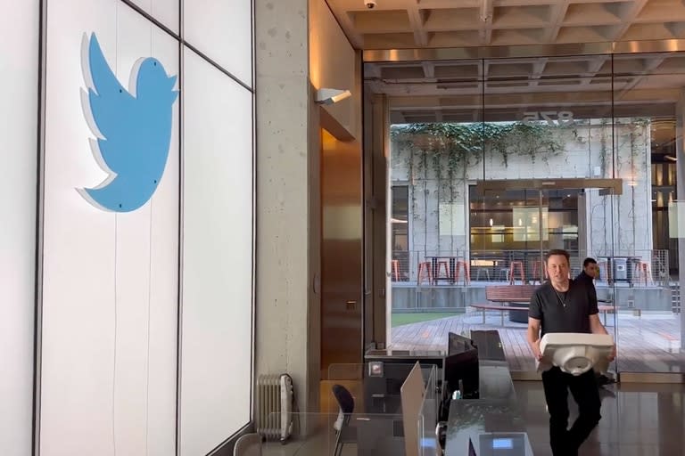 Elon Musk visitó las oficinas de Twitter en San Francisco con un lavabo