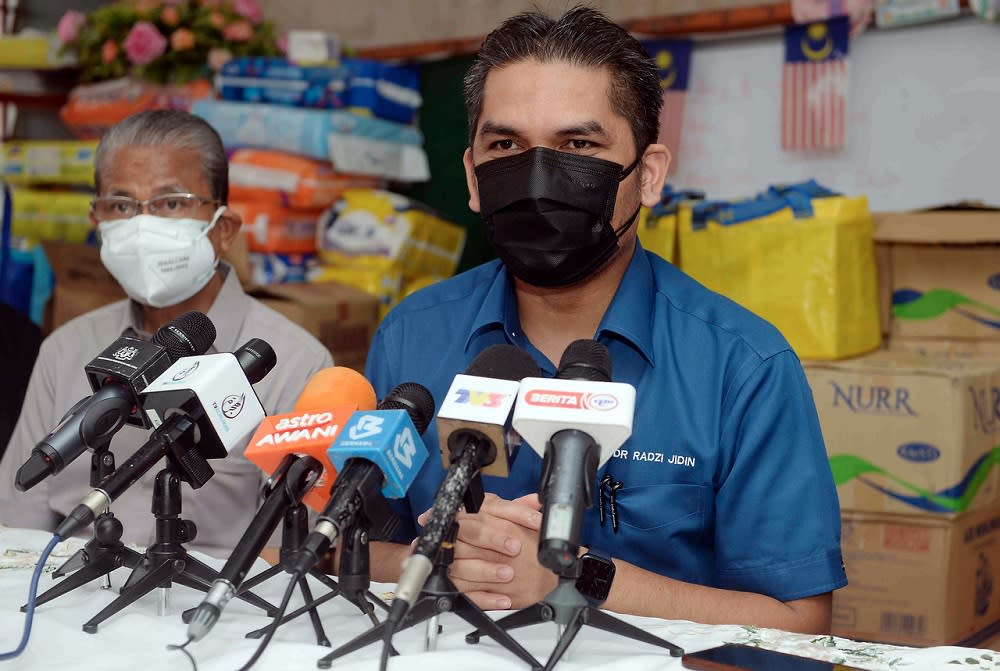 Senior Minister of Education Datuk Radzi Jidin speaks during a press conference after a visit to SK Haji Nyak Gam in Yan September 4, 2021. ― Bernama pic