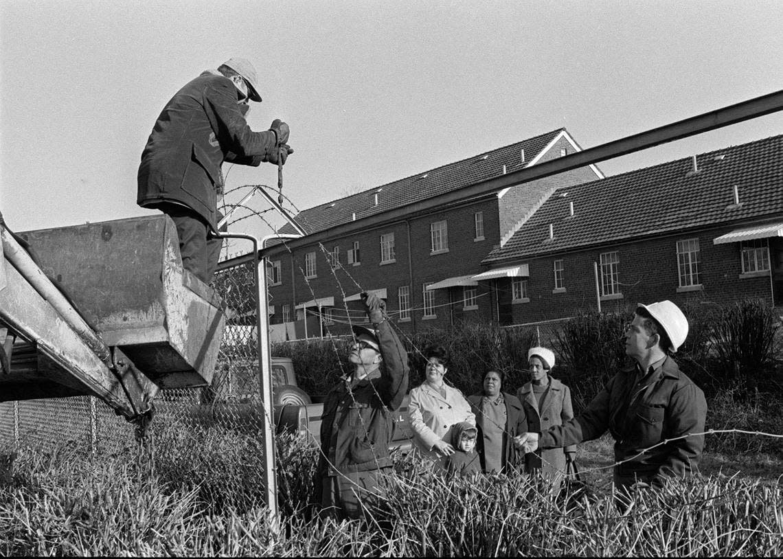 An 8-foot fence that had separated Black and white residents since 1939 in the Bluegrass-Aspendale housing project was taken down on Jan. 30, 1974, after Jack Givens and his family moved to a house near Russell Cave Road. JOHN C. WYATT/Herald-Leader file photo
