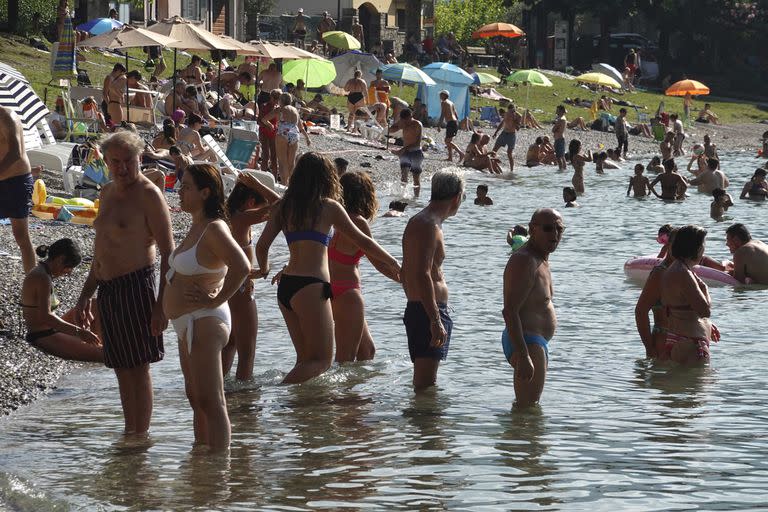 Las personas se bañan en Lierna, en el Lago Como, al norte de Italia, el lunes 17 de julio de 2023. 