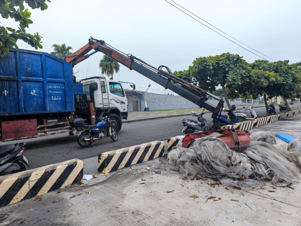 高雄市政府海洋局已進行中芸漁港碼頭環境整頓作業，以提供傳統龍舟賽優良的比賽場域。（記者吳文欽攝）