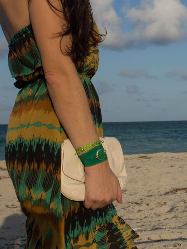 Para ir a la playa, menos es más. Brazalete de Jewelerina – Foto: Facebook Jewelerina