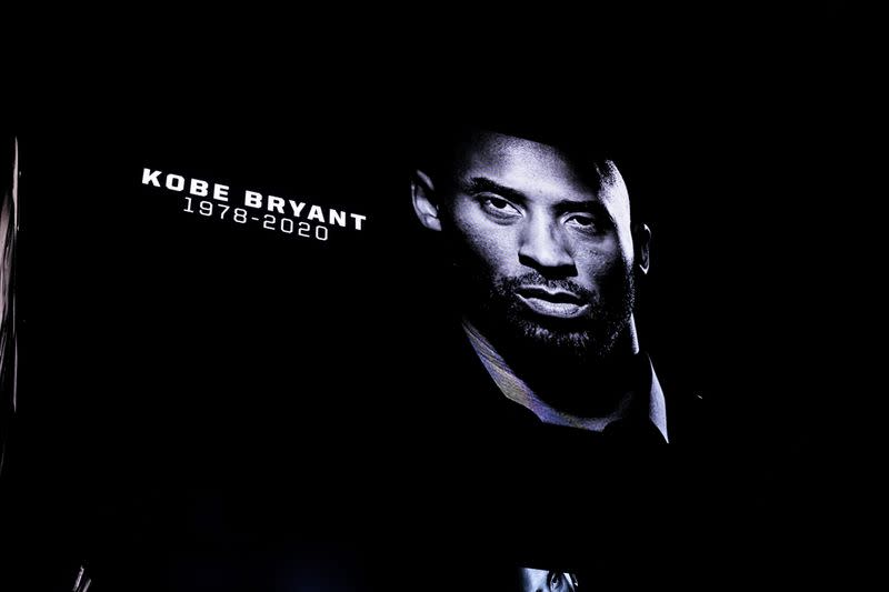 Los San Antonio Spurs rinden tributo al fallecido exjugador de la NBA Kobe Bryant antes del partido contra Toronto Raptors en el AT&T Center, San Antonio, Texas, EEUU.