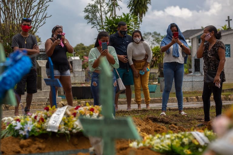 Familiares de una víctima del Covid-19 asisten al funeral en el cementerio de Nossa Senhora Aparecida en Manaus