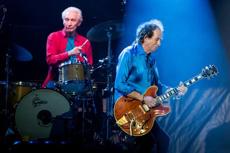 Charlie Watts y Keith Richards sobre el escenario, en 2019