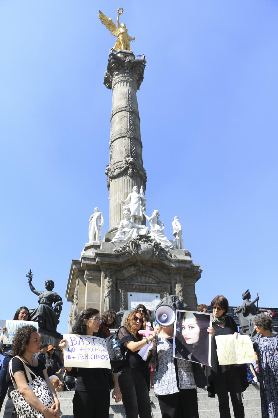 La primera marcha organizada por “Ni Una Menos”, agrupación creada por periodistas, activistas y artistas, se realizó en junio de 2015 y se replicó un año después con la exigencia de que se aprobara una reforma legislativa que diera mayor protección a las víctimas y sus familiares y castigue con penas más severas a los agresores.