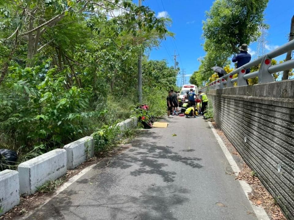 台東吳姓警員騎重機遇「鳥襲」，摔落小路重傷。翻攝記者爆料網