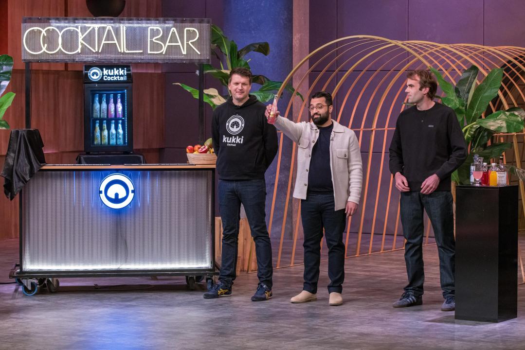 Andreas Romanowski (links), Saif Rudi und Josef Klemm präsentieren mit kukki Cocktail frische Flaschencocktails mit Eis (Bild: RTL/Bernd-Michael Maurer)