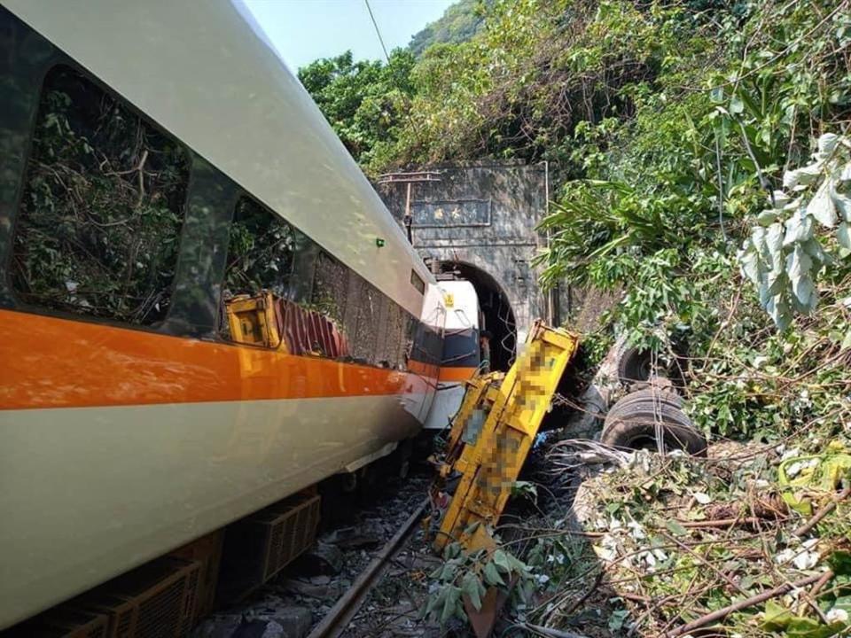 台鐵408次樹林開往台東的太魯閣號2日在花蓮清水隧道出軌，消防局會同衛生局立即趕抵現場搶救。（民眾提供，中央社)