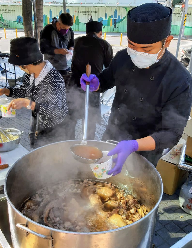 台南國產牛肉節請來米其林入選餐廳阿裕牛肉現煮清燙牛肉湯。 （記者羅玉如攝）