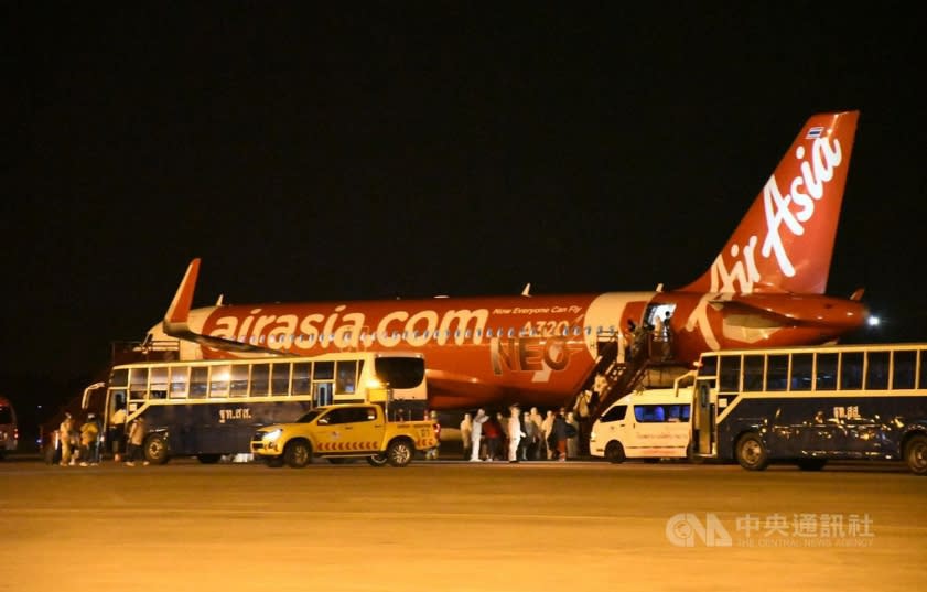 Airasia宣布停飛大部分航班，主管最多減薪100%。(資料照)