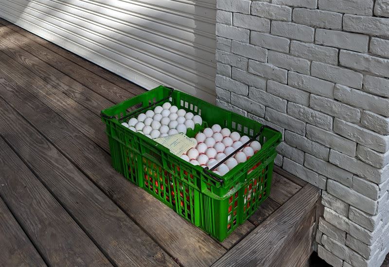 整籃雞蛋直接被放在店門口，完全沒有保護措施。（圖／翻攝自路上觀察學院）