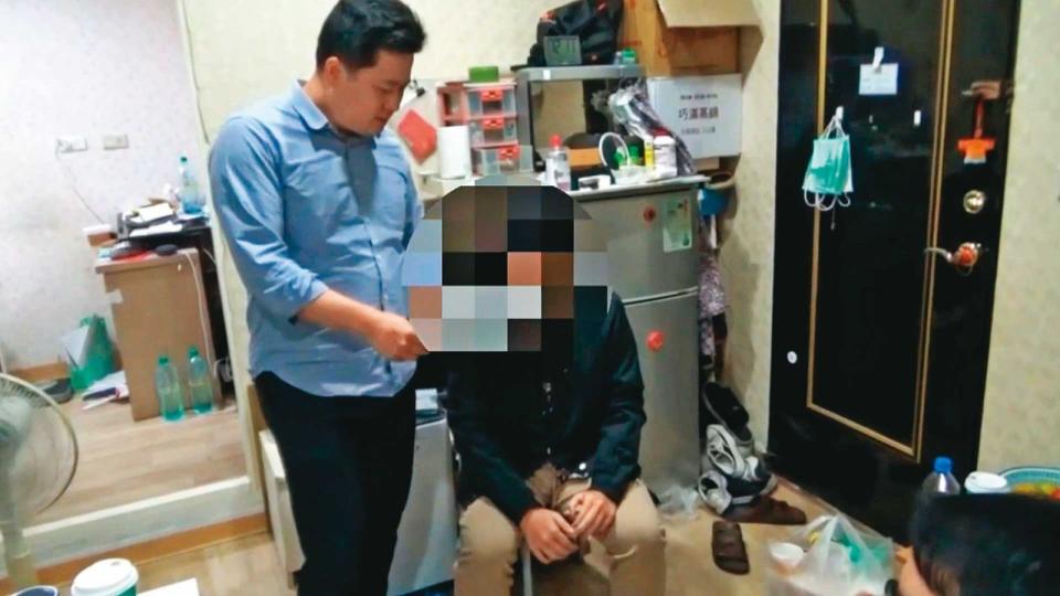 警方搜索廖男台北住處，找到保麗龍箱、水桶等證物。（翻攝畫面）