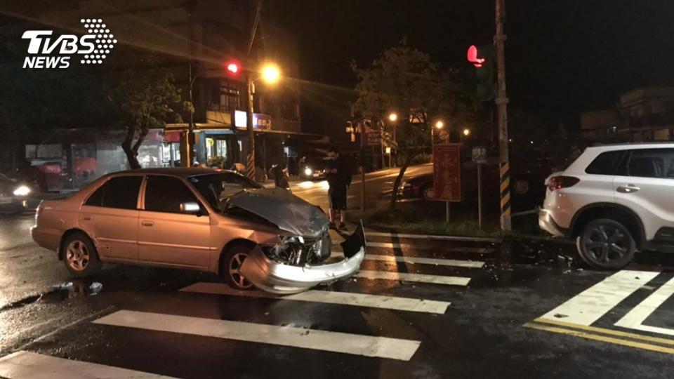 銀色轎車的駕駛表示，因為車上有人肚子不舒服，才會闖紅燈。圖／TVBS