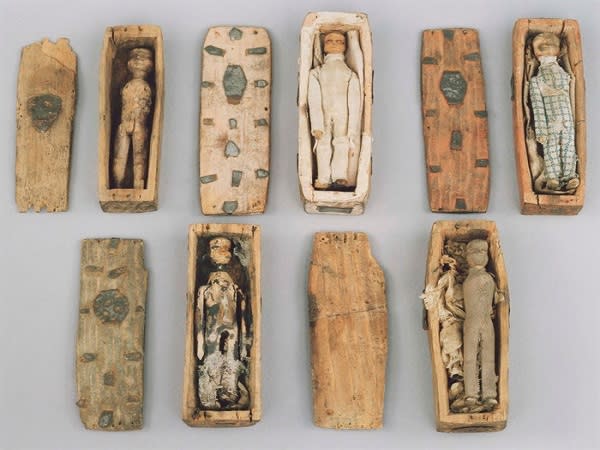 El curioso caso de los misteriosos ataúdes en miniatura que fueron encontrados en el siglo XIX en una cueva de Edimburgo (imagen vía National Museums Scotland)