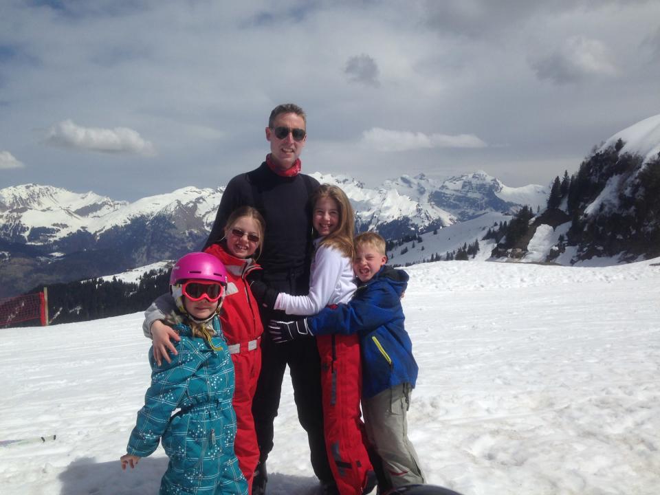 Daniel Prince con sus cuatro hijos en los Alpes franceses en 2018 (Collect/PA Real Life)