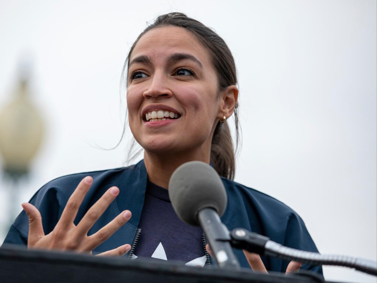 La representante Alexandria Ocasio-Cortez habla con los reporteros fuera del Capitolio de los Estados Unidos el martes 3 de agosto de 2021. (AP)