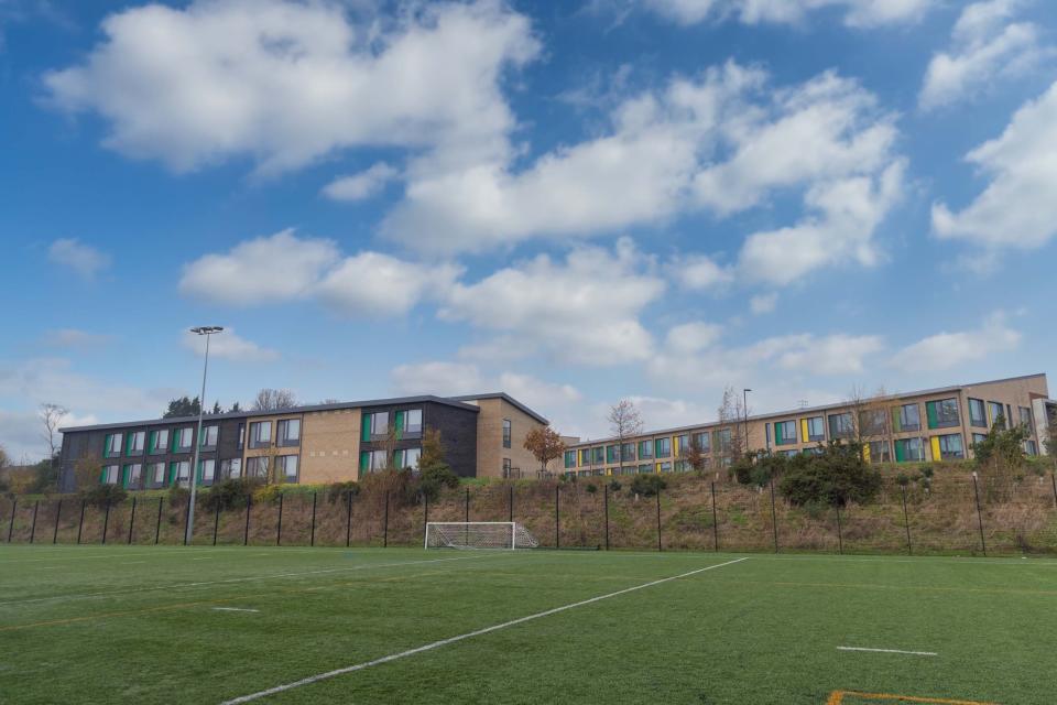 Los servicios de emergencia fueron llamados a la Escuela Telford Langley en Shropshire el viernes por la tarde después de los informes de que un niño colapsó.  (Escuela Telford Langley)