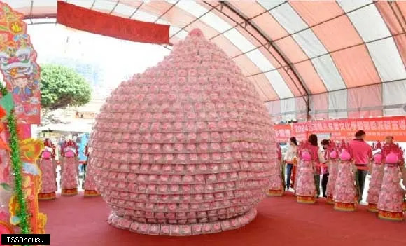 二0二四媽祖觀光產業文化祭活動以八千顆小壽桃打造一個二十四層巨桃獻壽慶祝「媽祖誕生」。