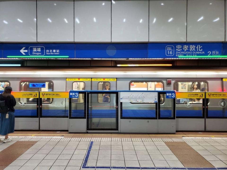 「台北捷運Go」App也提供中、英、日、韓等版本。（北捷提供）