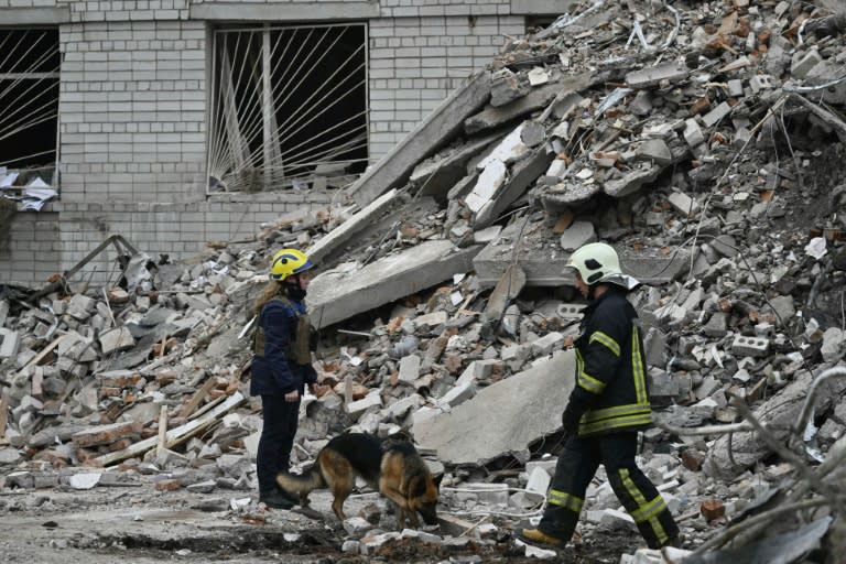 Un equipo de rescate limpia los escombros en un edificio atacado con misiles en la ciudad ucraniana de Chernígov el 17 de abril de 2024 (Genya Savilov)