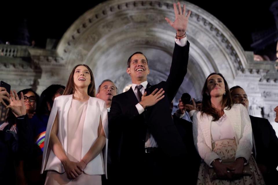 El presidente interino de Venezuela, Juan Guaidó, junto a su esposa Fabiana Rosales saluda a sus seguidores el 1 de marzo del 2019 en Buenos Aires.