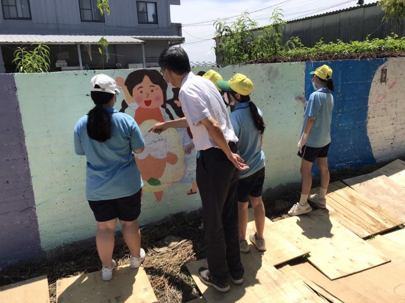 崇仁醫護管理專科學校師生揮巧筆　妙手彩繪雲林大埤百年老聖堂