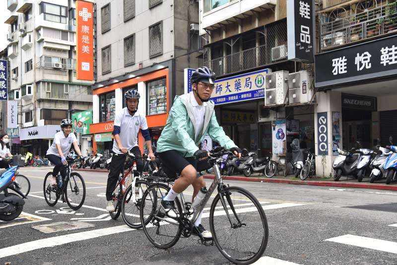 臺師大印永翔副校長帶領師生騎單車河濱會師。（臺師大提供）