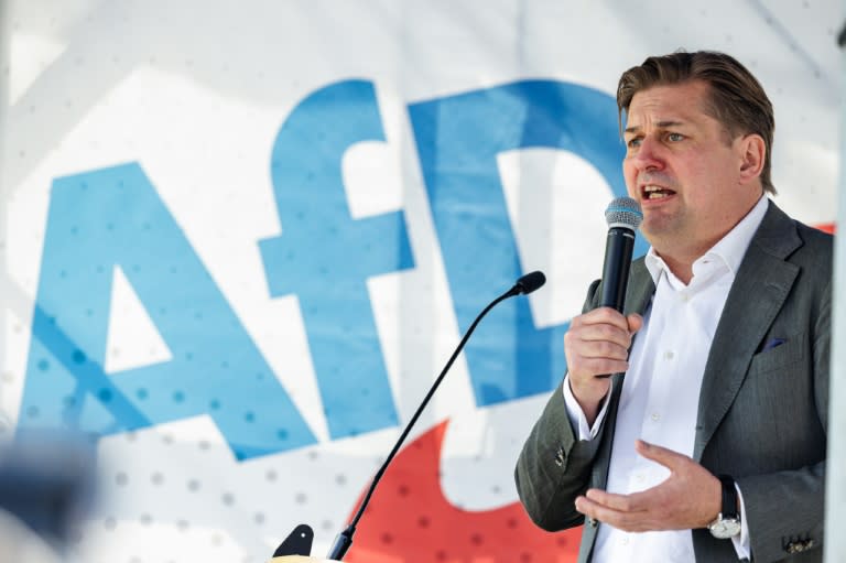 El candidato del partido de extrema derecha alemán AfD a las elecciones europeas, Maximilian Krah, en un acto de campaña en Dresde, el 1 de mayo de 2024 (JENS SCHLUETER)
