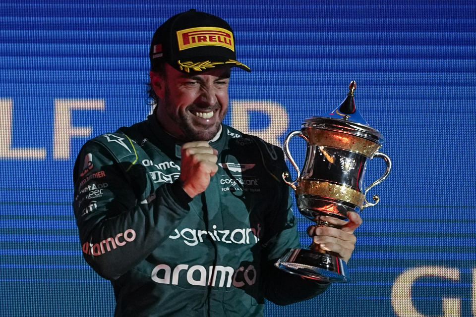 El piloto de Aston Martin Fernando Alonso tras quedar tercero en el Gran Premio de Bahréin, el domingo 5 de marzo de 2023. (AP Foto/Ariel Schalit)
