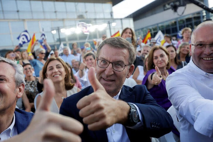 El líder del opositor Partido Popular, Alberto Núñez Feijóo, gesticula durante el mitin de cierre de campaña en La Coruña, España.