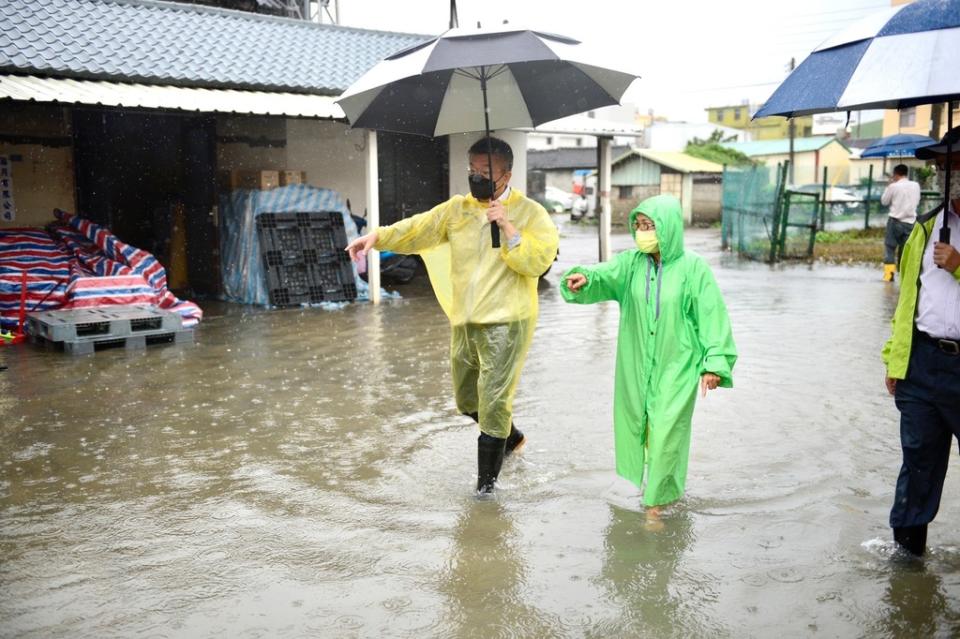 《圖說》立法院副院長蔡其昌到海線地區了解災情。（蔡其昌辦公室提供）